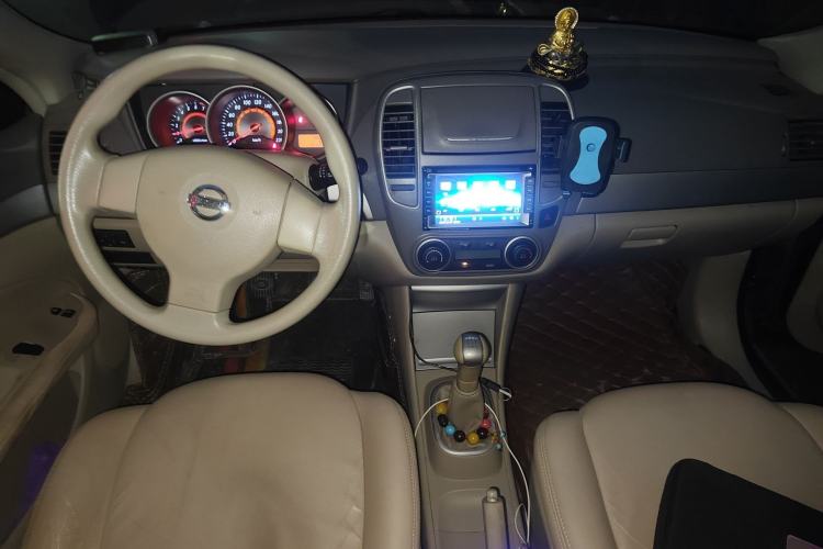 Used Nissan Sylphy 2012 Classic 1.6XE Manual Comfort Edition Center Console