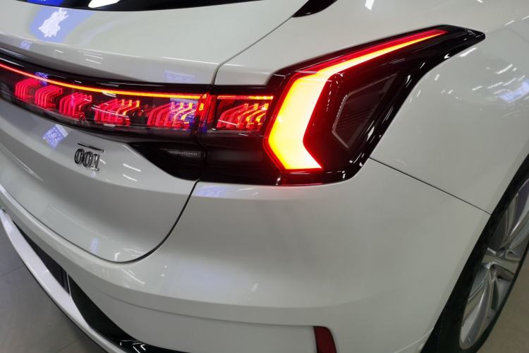 Used Zeekr 001 2021 Ultra-Long Range Single-Motor WE Edition Right Rear Taillight