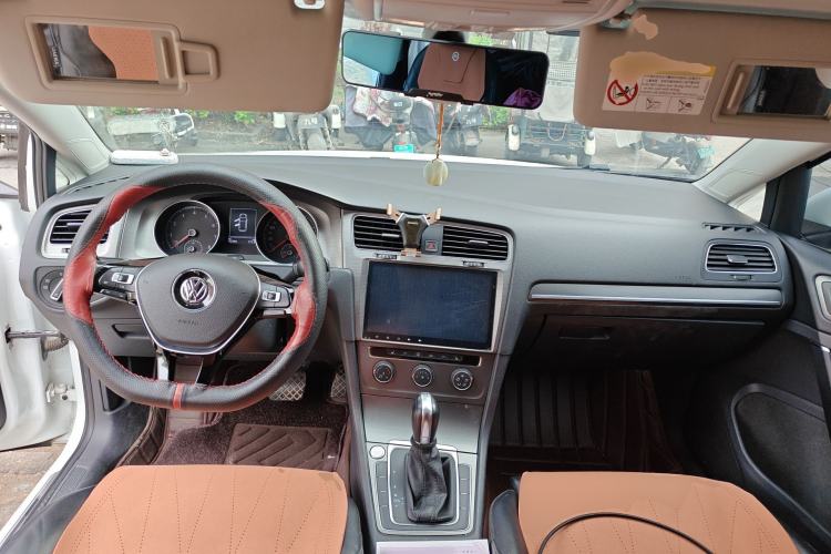 Used Volkswagen Golf 2016 230TSI Automatic Luxury Version Center Console