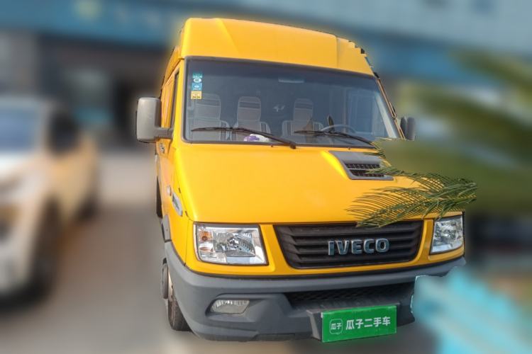 Used Iveco Daily 2021 2.8T V40 VAN厢式 Cargo Van 3-Seater Long Wheelbase Mid-Roof Design Dual Tires Manual Door