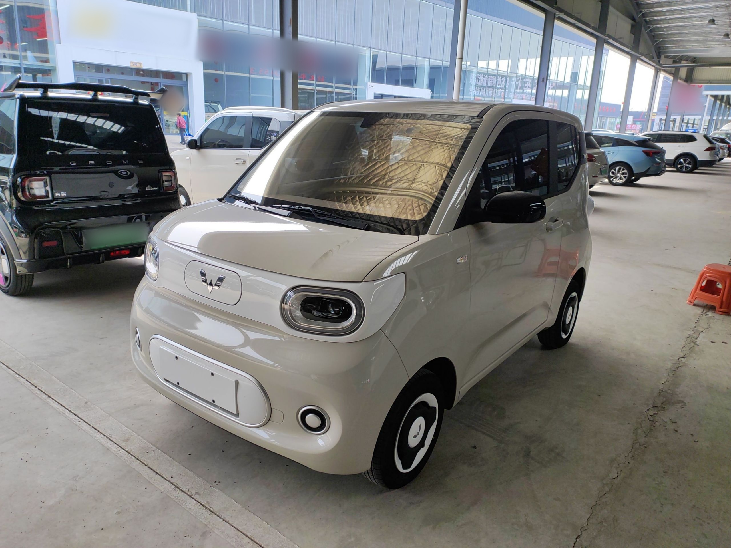 Под передней частью автомобиля