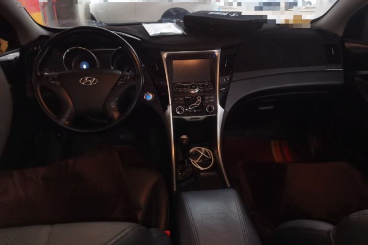 Used Hyundai Sonata 2014 2.4L Automatic Luxury Version China IV Standard Center Console