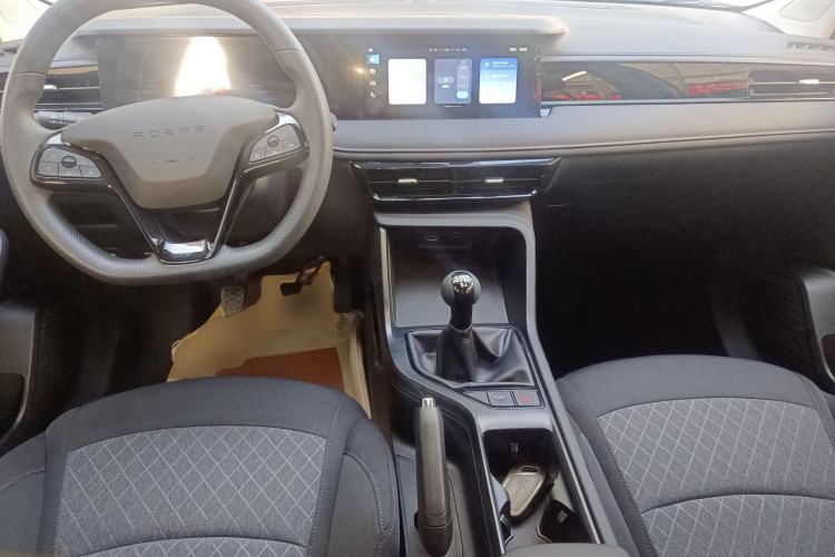 Used Roewe i5 2023 1.5L Manual Comfort Edition Center Console