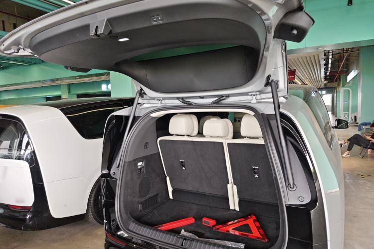 Used Li Auto MEGA 2025 Ultra Smart Refreshed Edition
