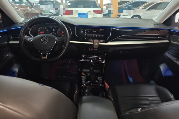 Used Volkswagen Passat 2020 Facelift 330TSI Elite Edition China VI Standard Center Console