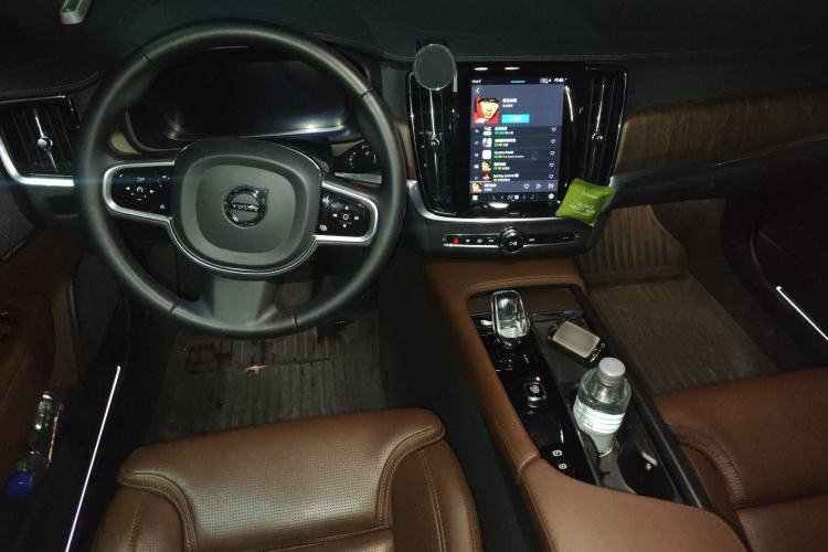 Used Volvo V90 2023 Cross Country B5 AWD Prestige Edition Center Console