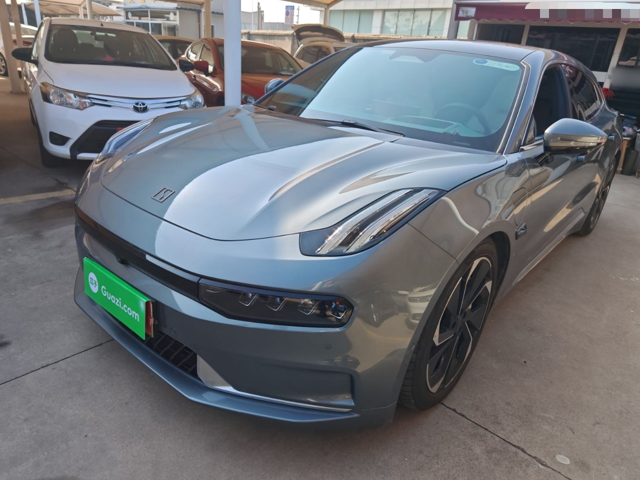 Под передней частью автомобиля