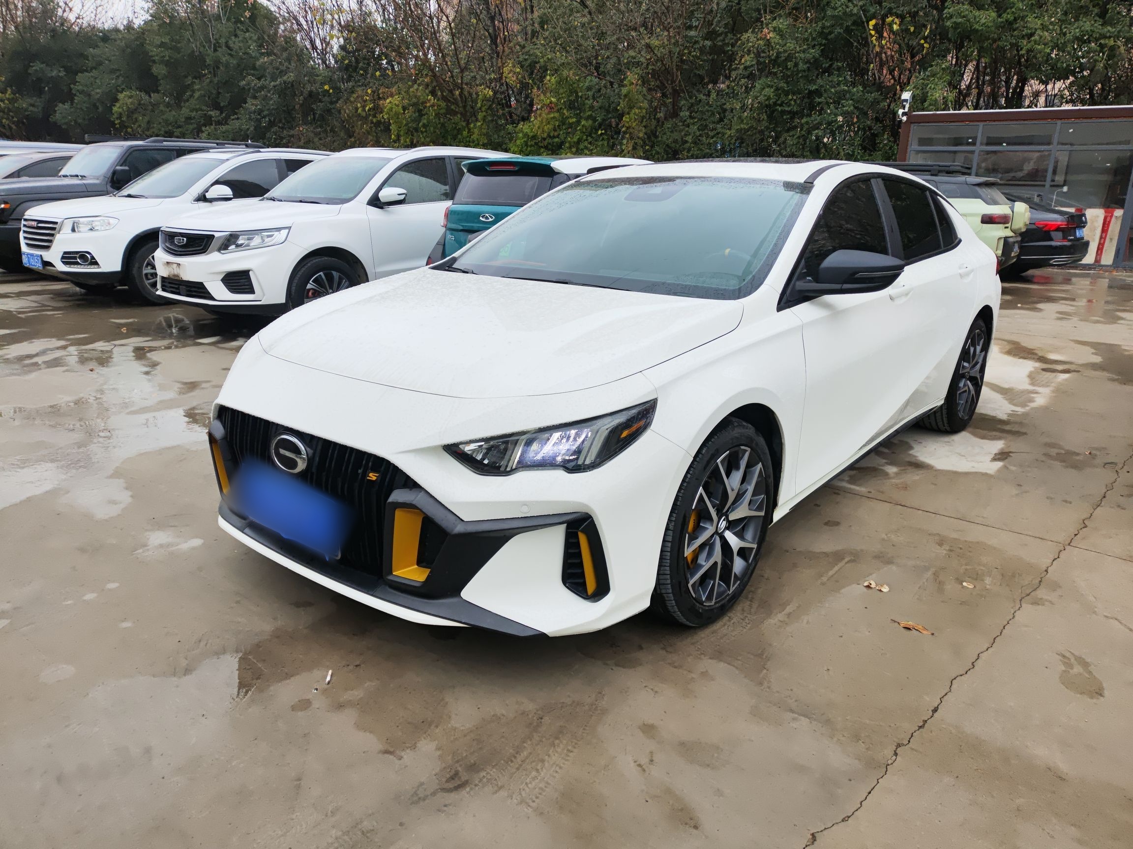 تحت مقدمة السيارة