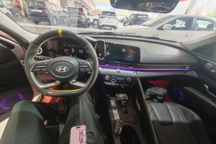 Used Hyundai Elantra 2023 1.5L CVT LUX Prestige Edition Center Console