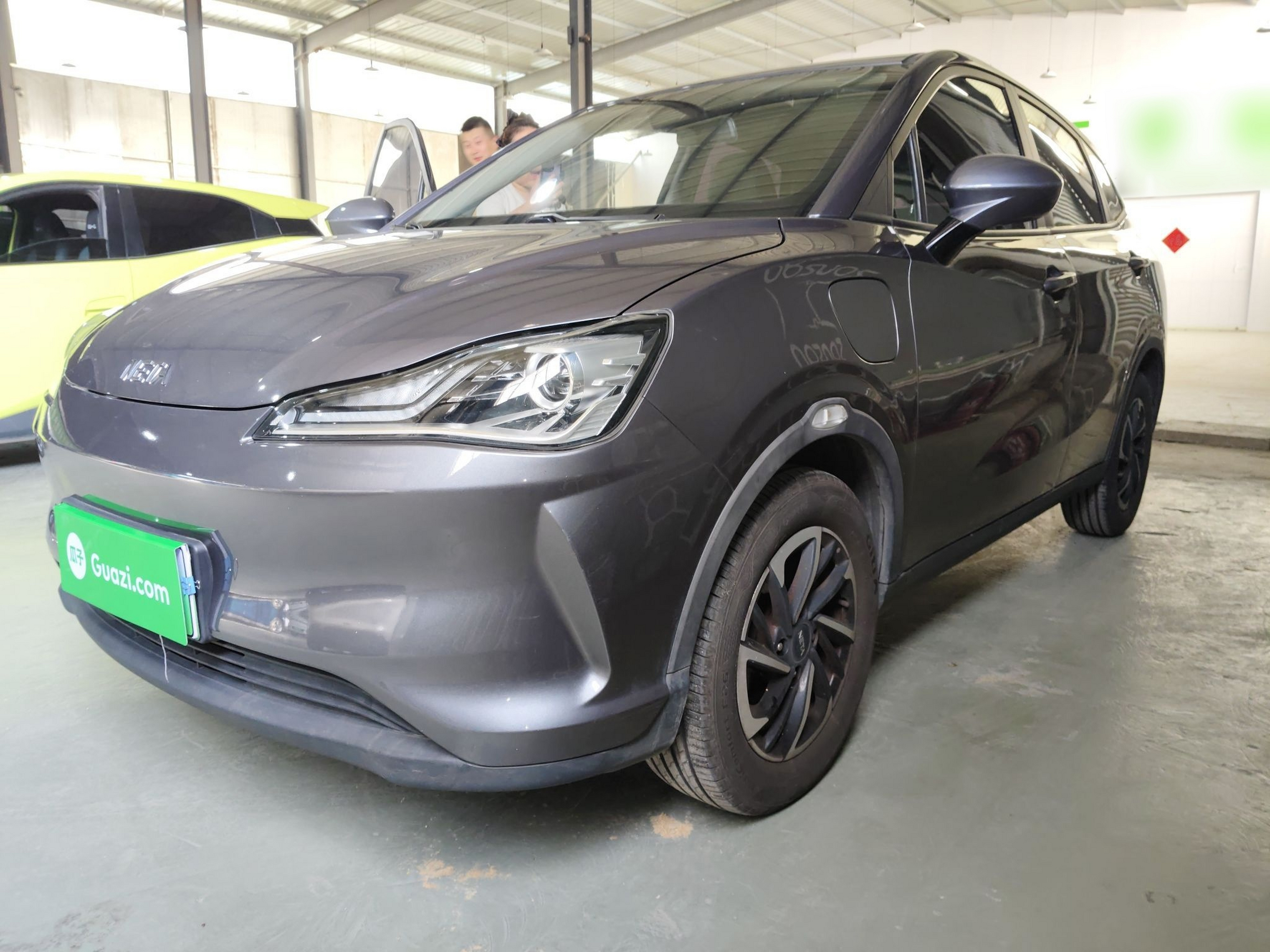 تحت مقدمة السيارة