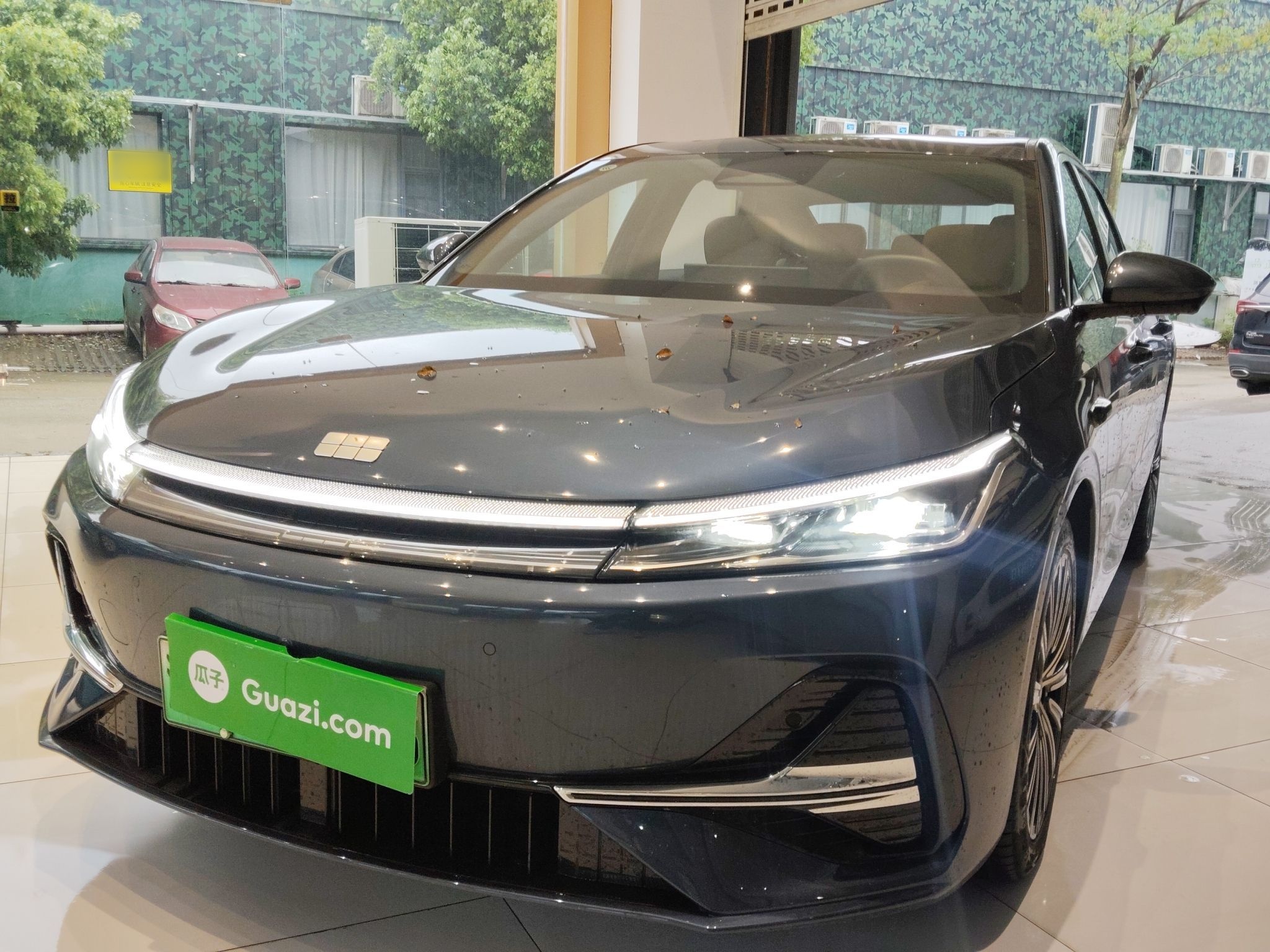 تحت مقدمة السيارة