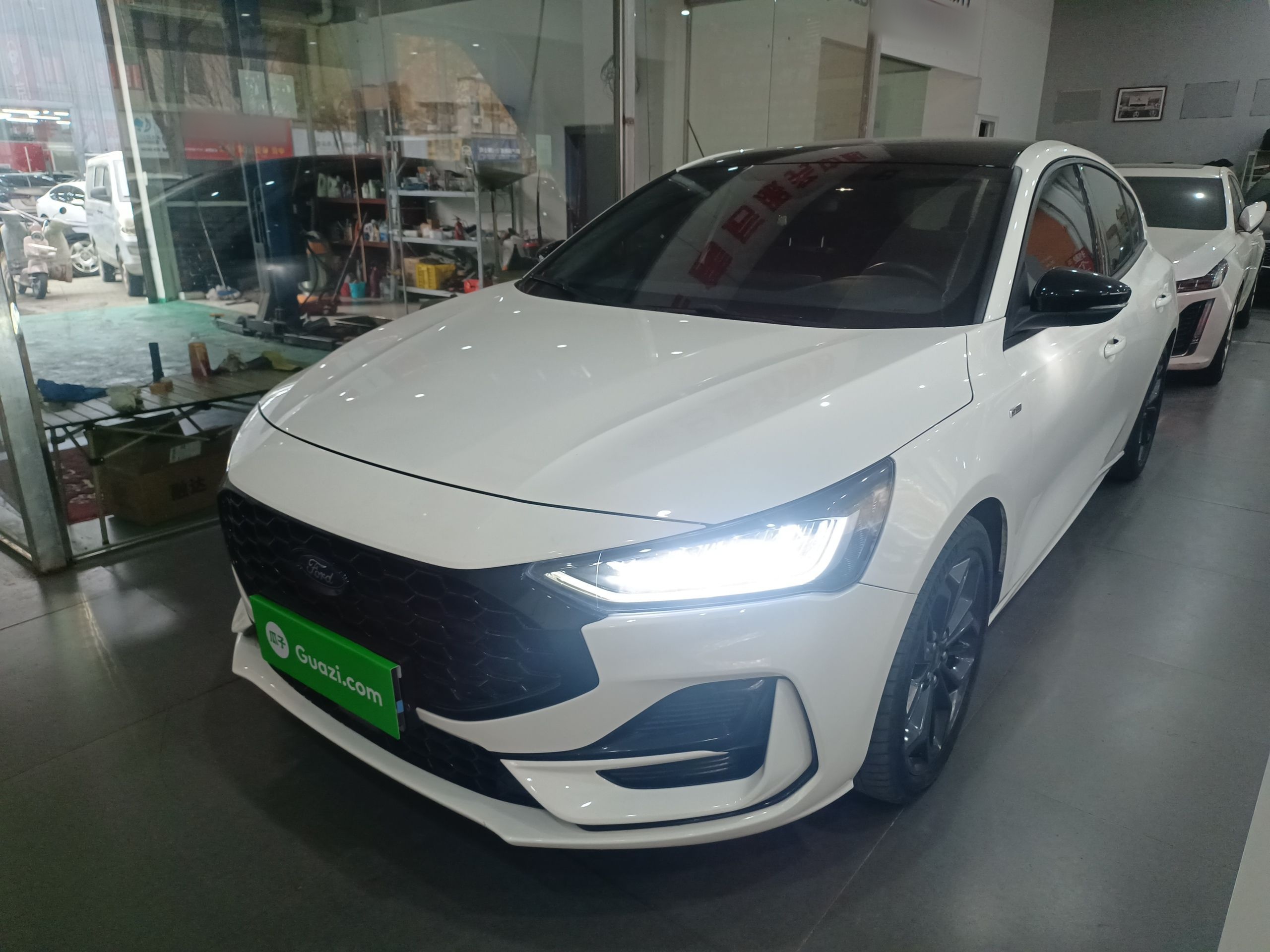 تحت مقدمة السيارة