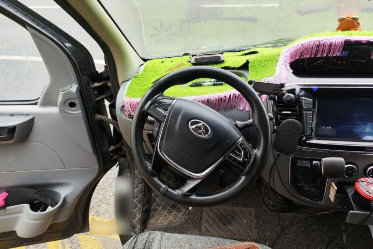 Used SAIC MAXUS Xintu V80 2018 2.5T AMT Elite Edition Long Wheelbase Mid-Roof Design 7/10 Seats Steering Wheel