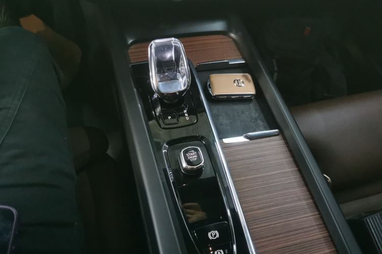 Used Volvo XC60 New Energy 2024 T8 Plug-in Hybrid Long-Range All-Wheel Drive Smart Luxury Edition
