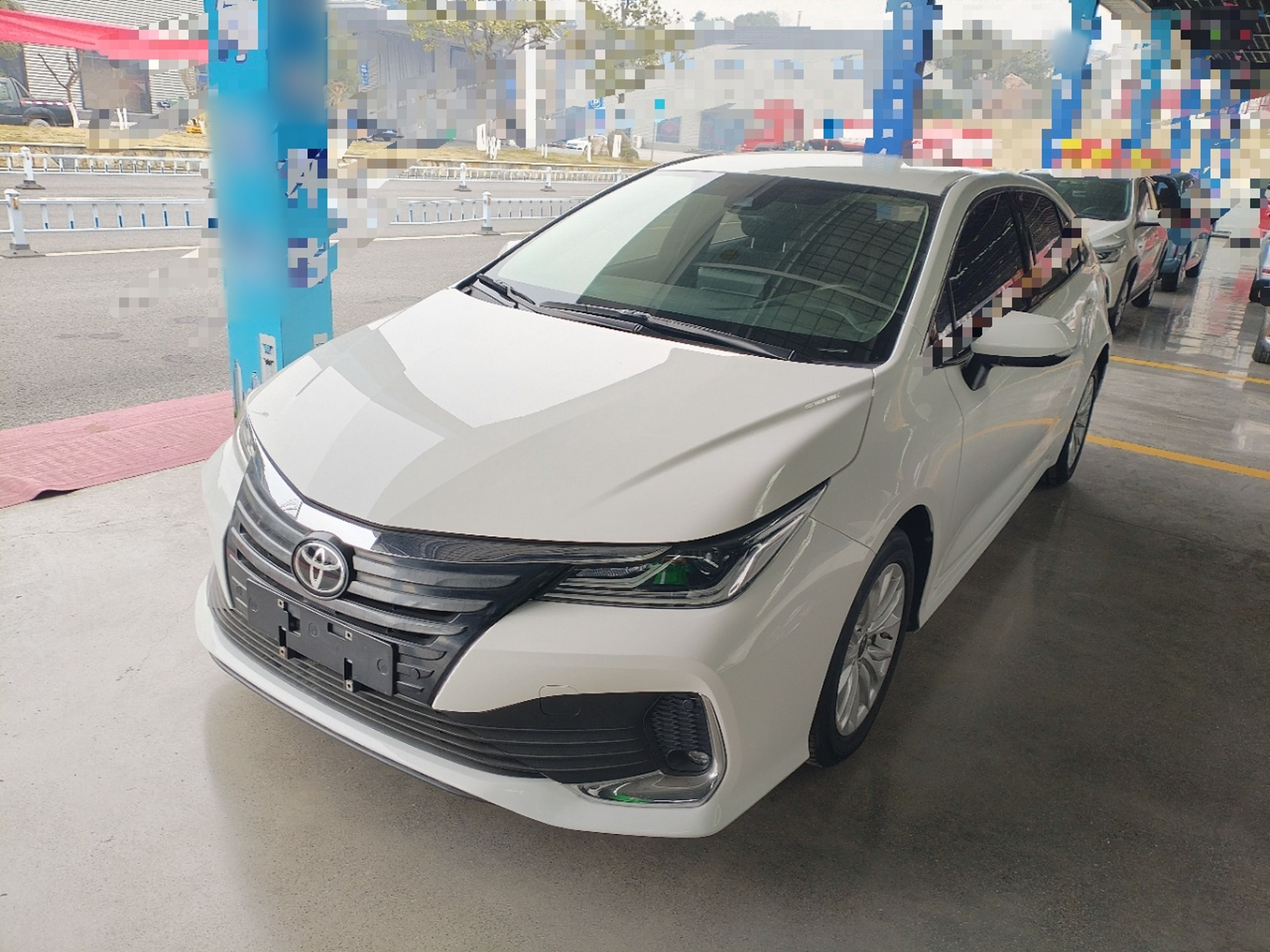 تحت مقدمة السيارة