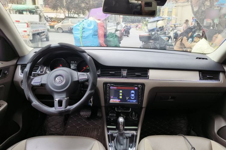 Used Volkswagen Bora 2015 Value Edition 1.6L Automatic Comfort Version Center Console