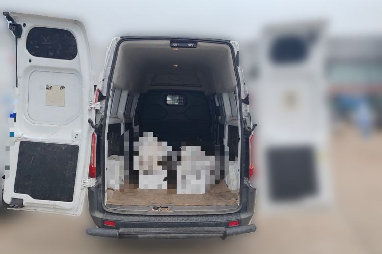 Used Ford Transit 2019 2.0T Diesel Van Mid-Chassis Mid-Roof 3-Seater China VI Standard
