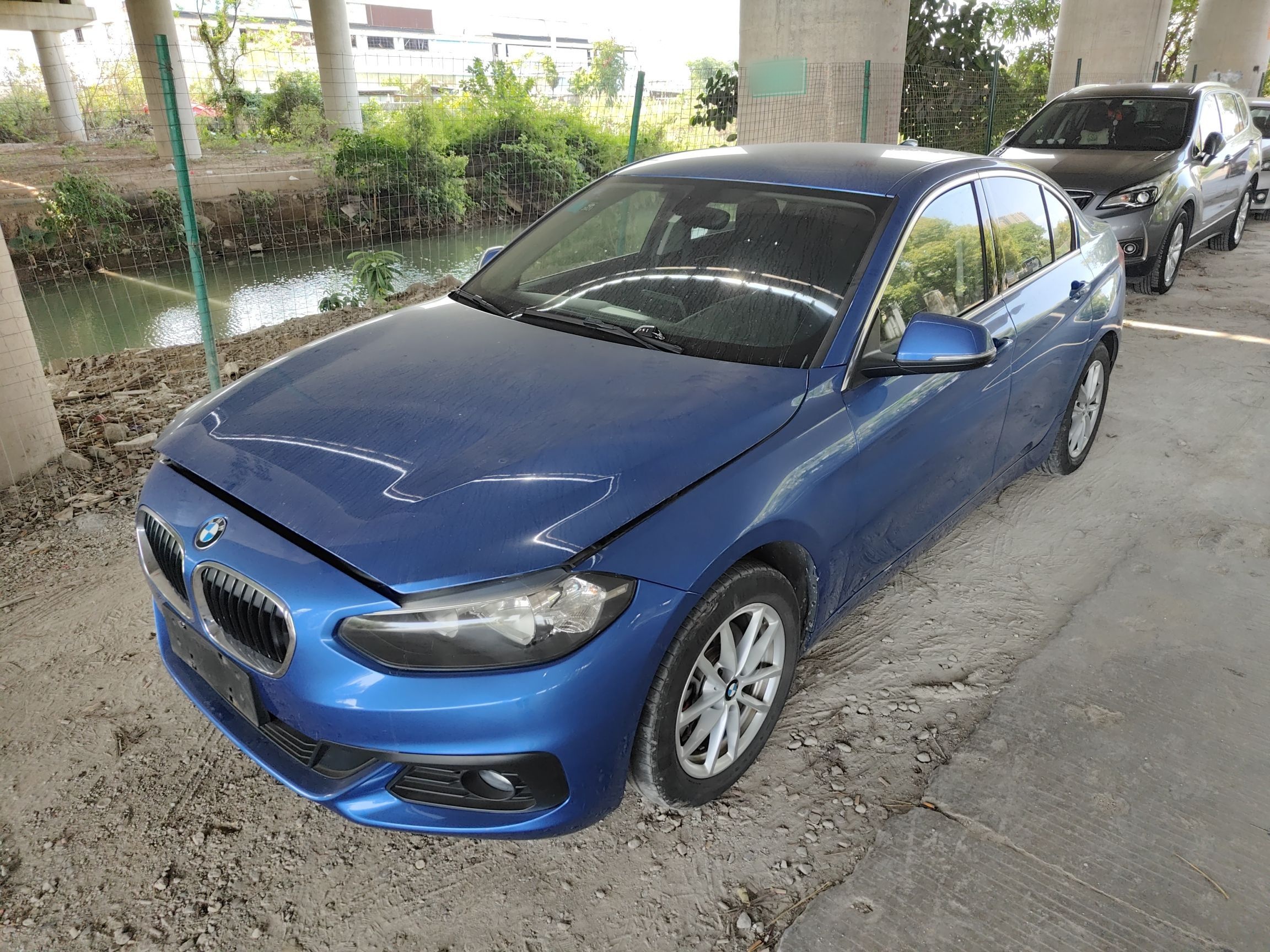 Под передней частью автомобиля