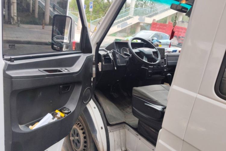 Used Iveco Daily 2020 2.5T A35 Passenger Van Single-Tire Mid-Roof Design 5-9 Seats China V Emission Standard
