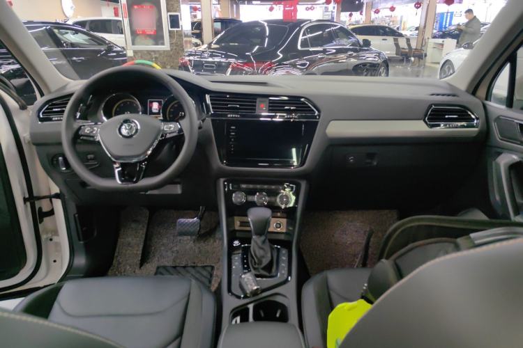 Used Volkswagen Tiguan L 2019 Revised 330TSI Automatic Two-Wheel Drive Smart & Luxury Edition China VI Standard
