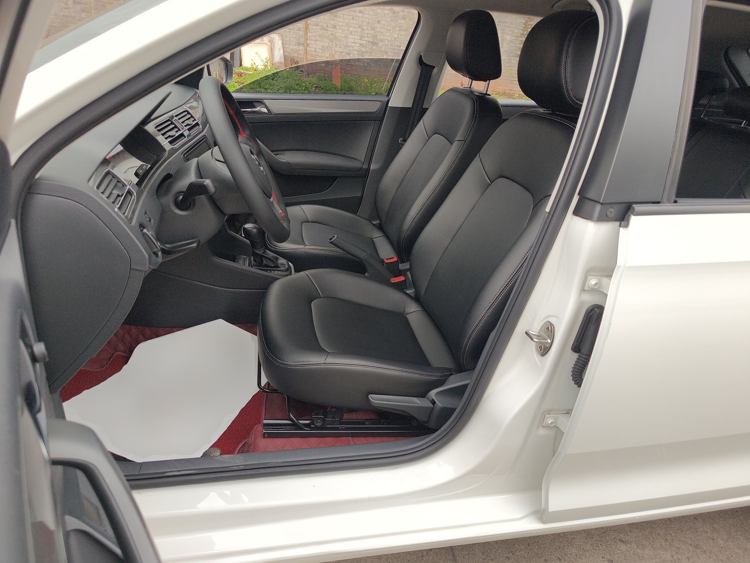 Переднее сиденье в автомобиле