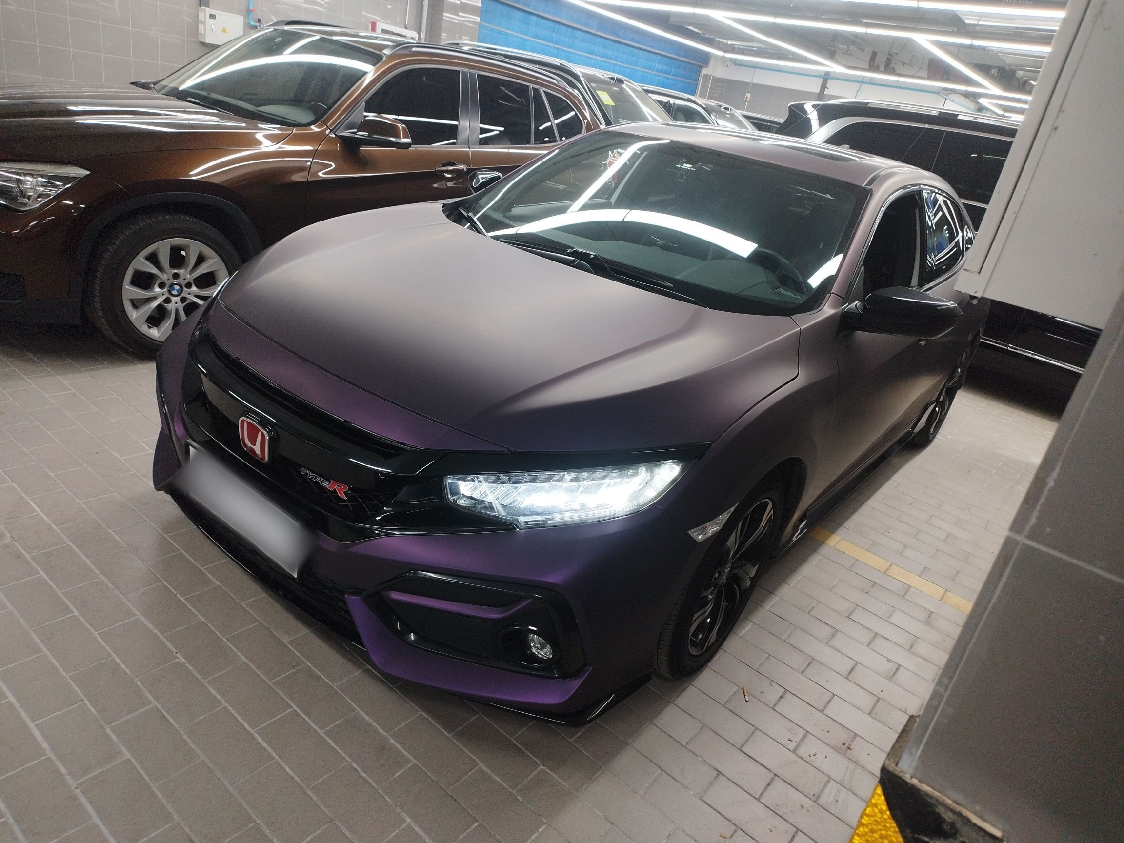 Под передней частью автомобиля