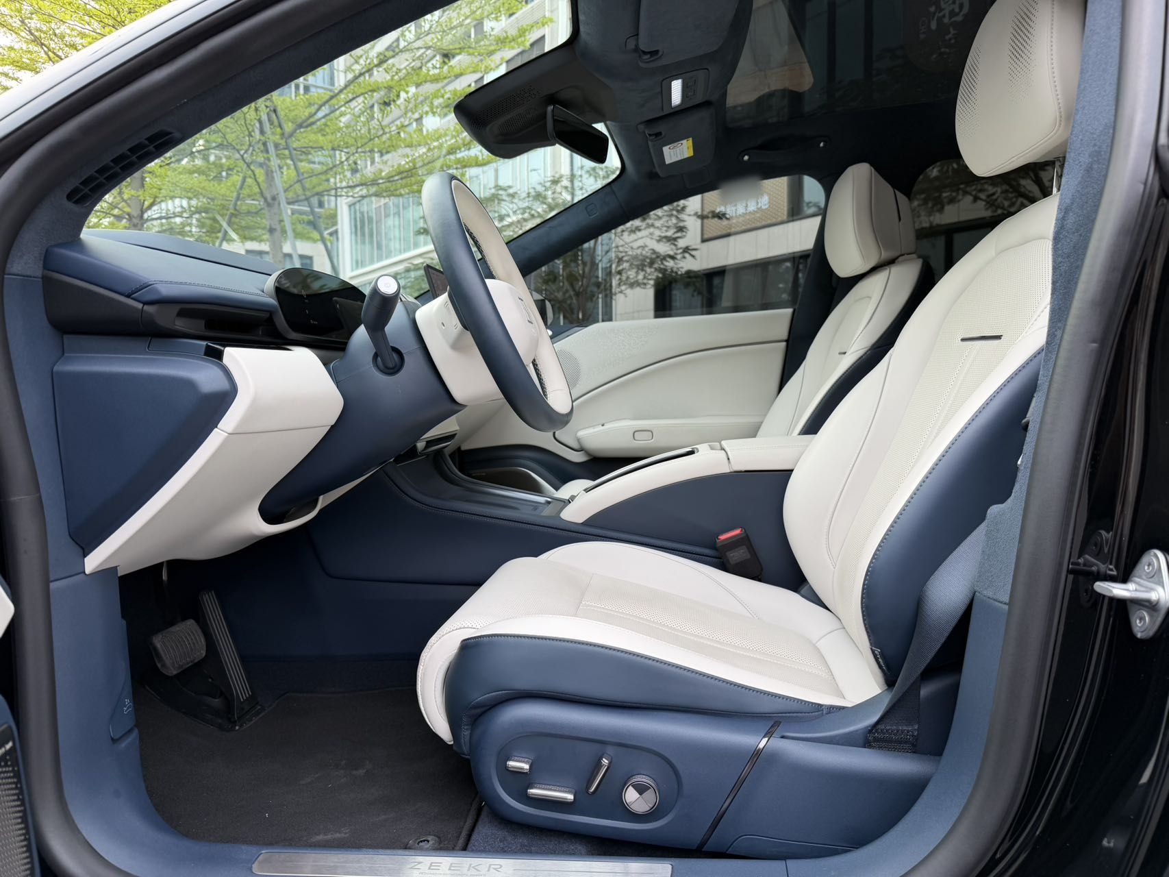 Переднее сиденье в автомобиле