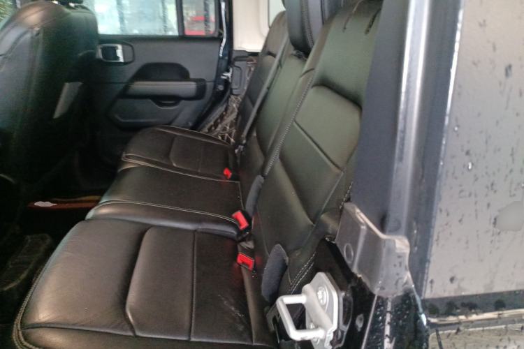 Used Jeep Wrangler 2019 2.0T Sahara Four-Door Version China VI Emission Standard Left Rear Seat