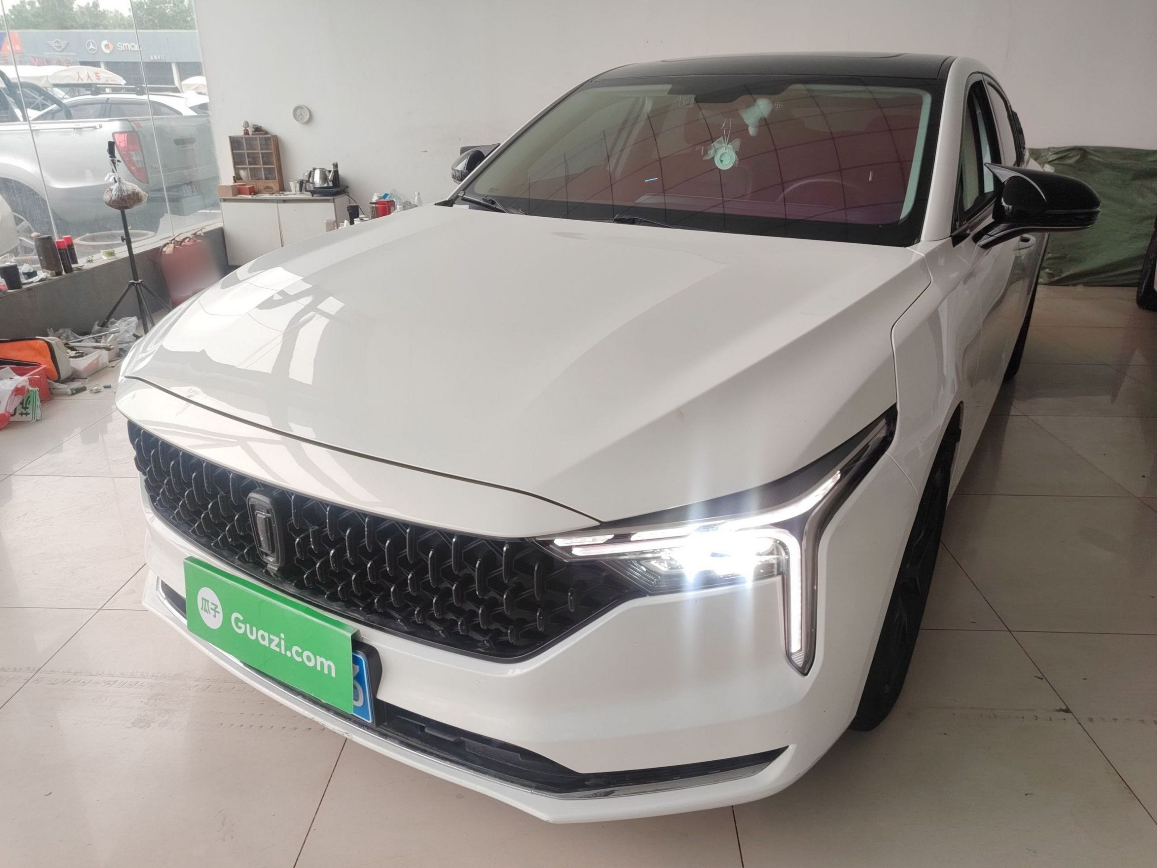 تحت مقدمة السيارة