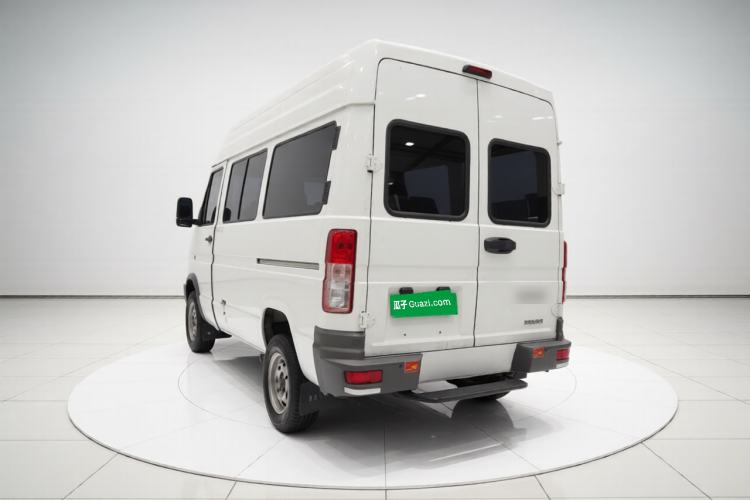 Used Iveco Daily 2021 2.5T A35 M1 Passenger Van 5-9 Seater Short Wheelbase Mid-Roof Design Dual Tires Manual Doors