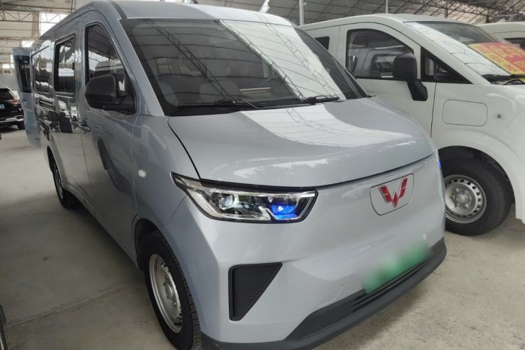 Used Wuling Yangguang 2024 300KM Comfort Version Passenger Van 75kW Exterior 1