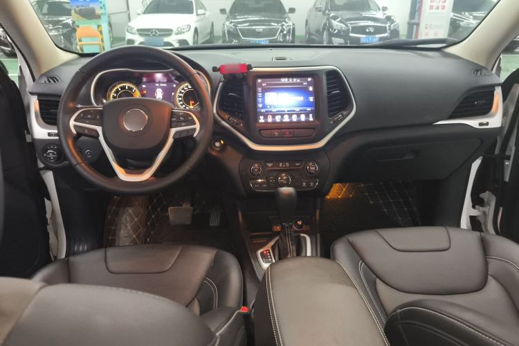 Used Jeep Cherokee 2020 2.0L Two-Wheel Drive Classic Sports Edition Interior 2