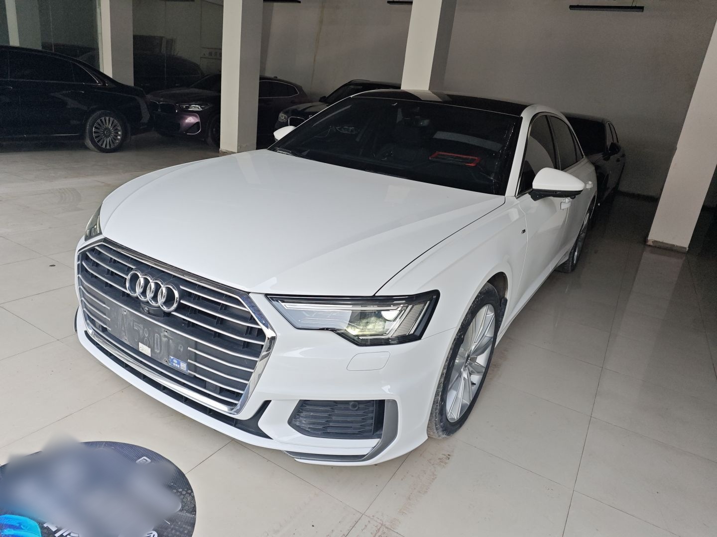 Под передней частью автомобиля