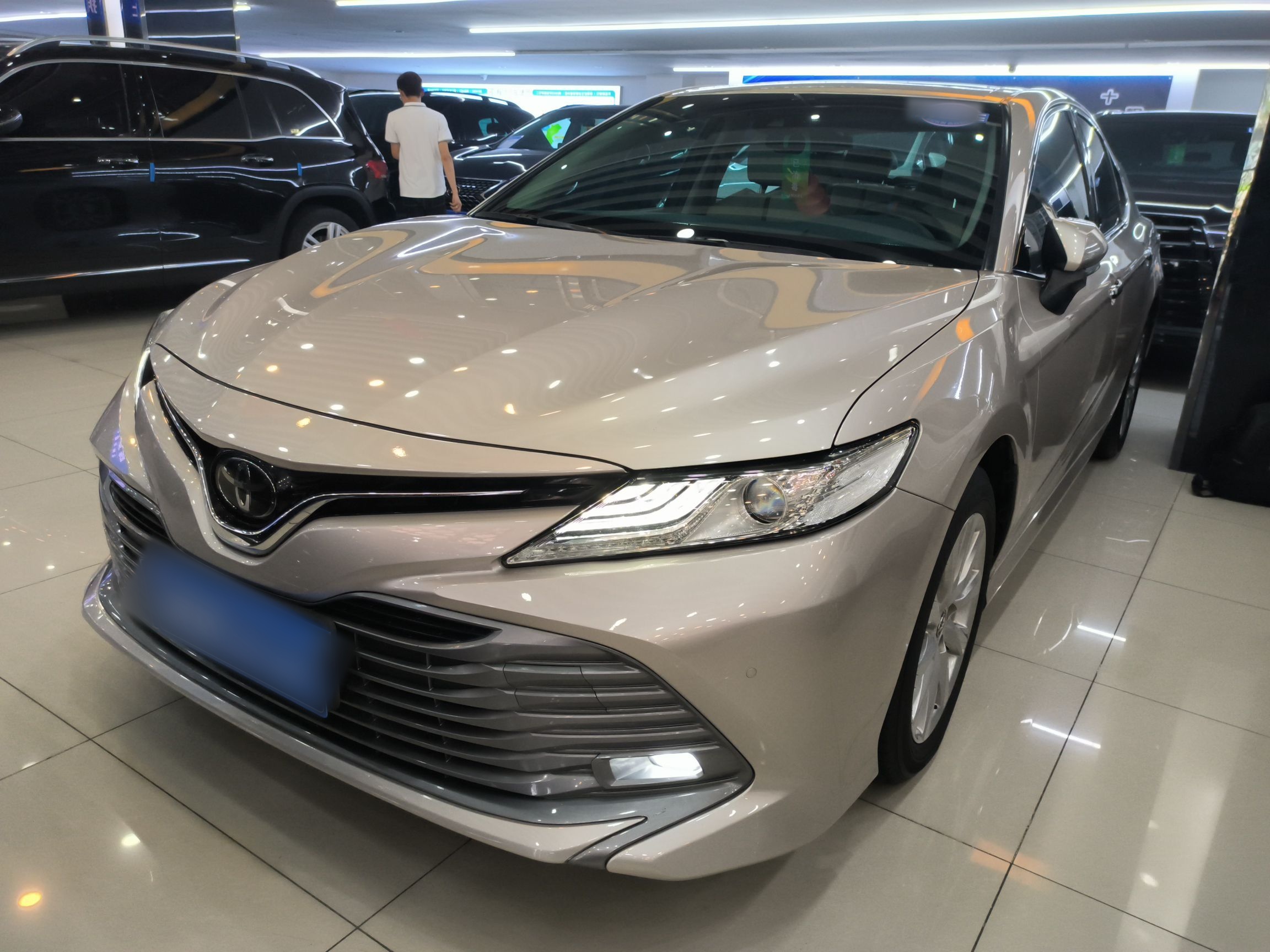 Под передней частью автомобиля