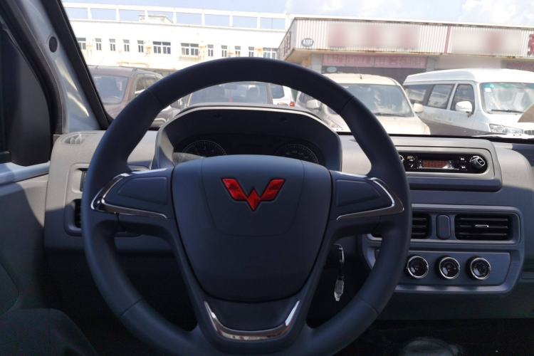 Used Wuling Yangguang 2024 300KM Comfort Version Passenger Van 75kW
