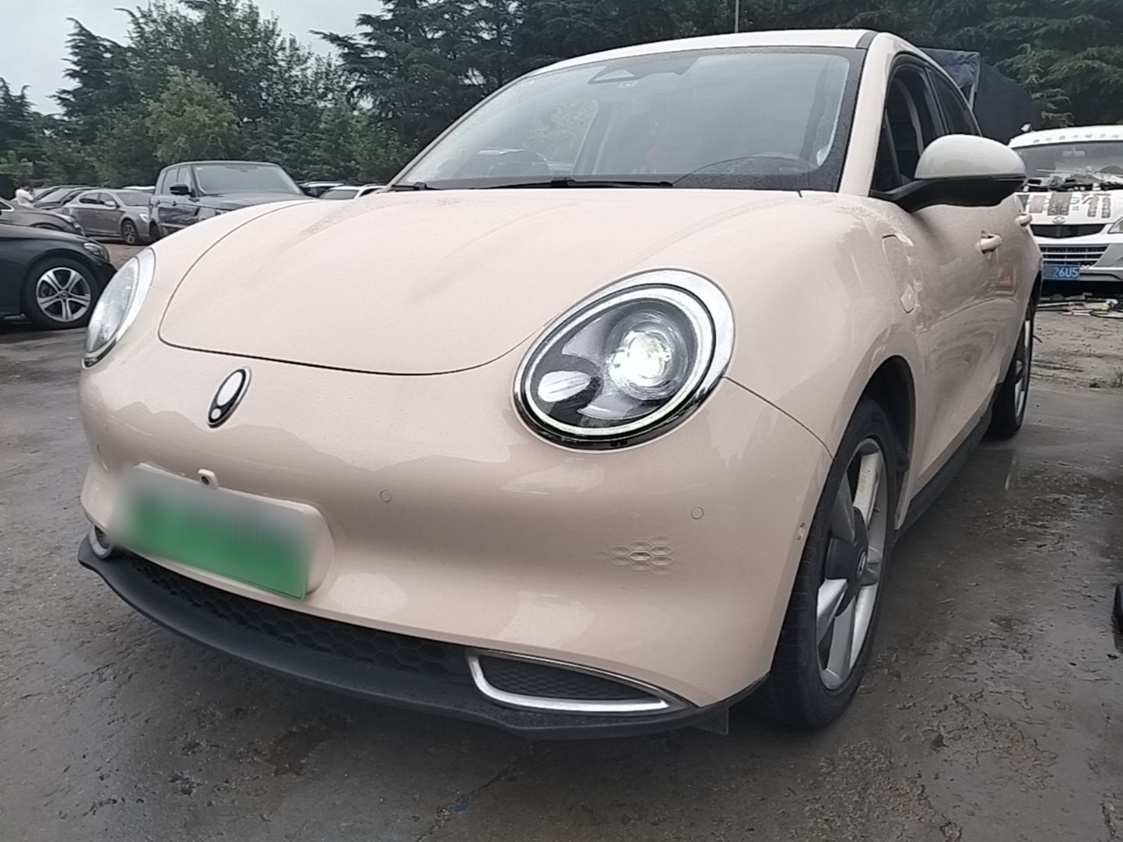 Под передней частью автомобиля