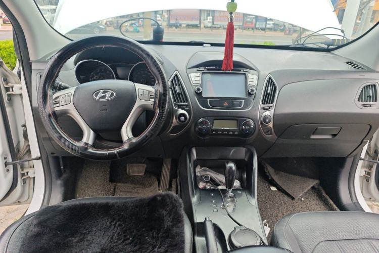 Used Hyundai ix35 2013 2.0L Automatic Two-Wheel Drive Smart GLS China IV Standard Center Console