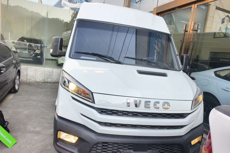Used Iveco Daily 2023 2.5T A35M1 Short Wheelbase Low-Roof Single-Tire Side-Sliding Door 5-9 Seater