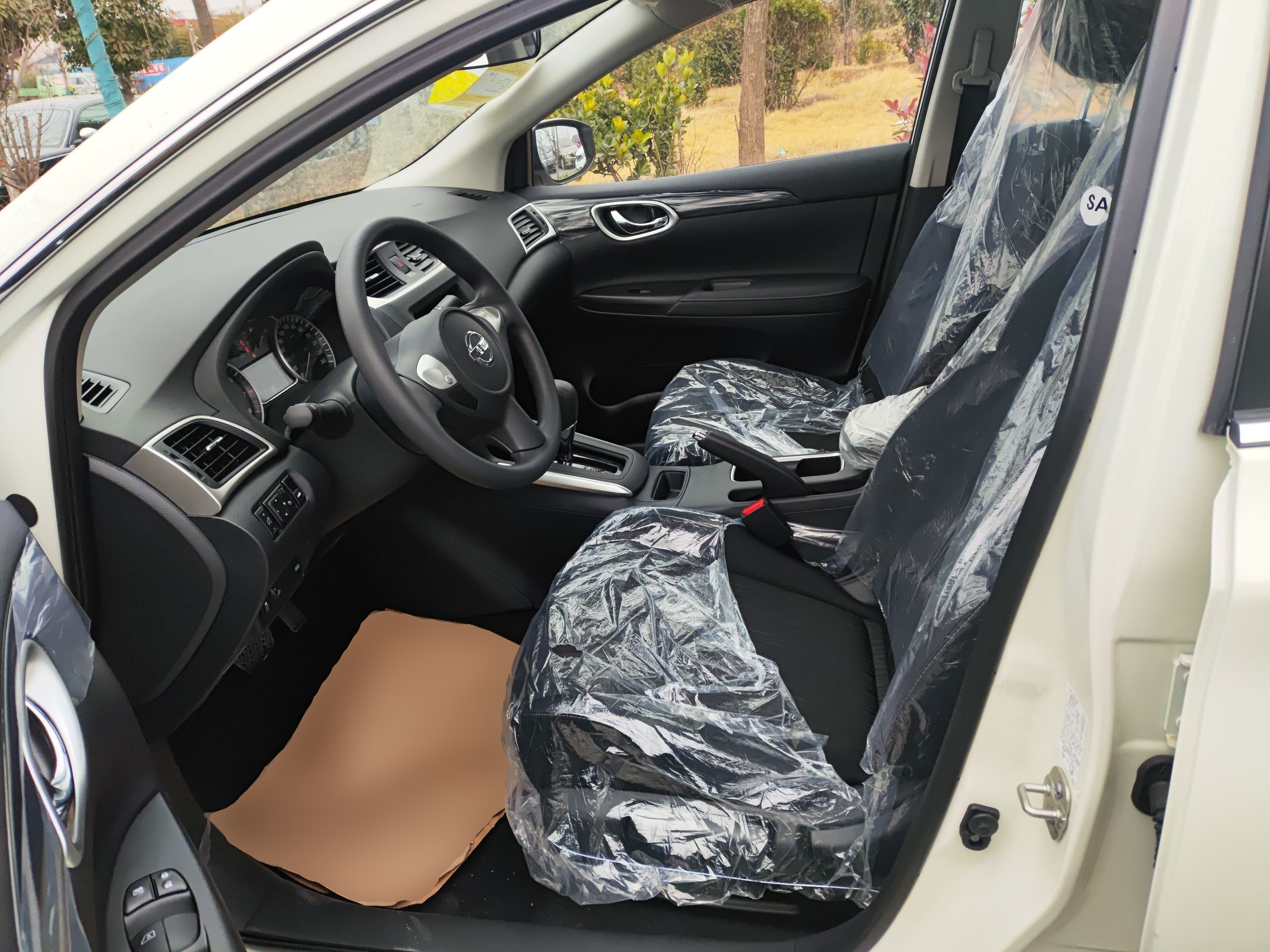 المقاعد الأمامية داخل السيارة