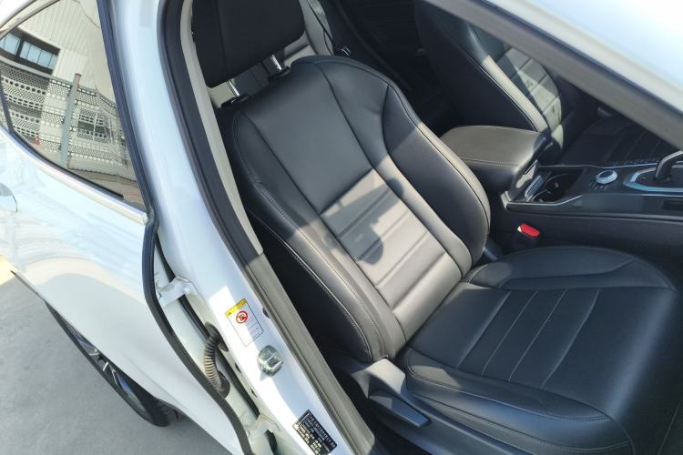 Used Wey VV5 2021 1.5T Two-Wheel Drive Color Pioneer