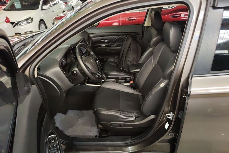 Used Mitsubishi Outlander 2019 2.0L Two-Wheel Drive Comfort Edition 7 Seats China V Emission Standard Left Front Seat