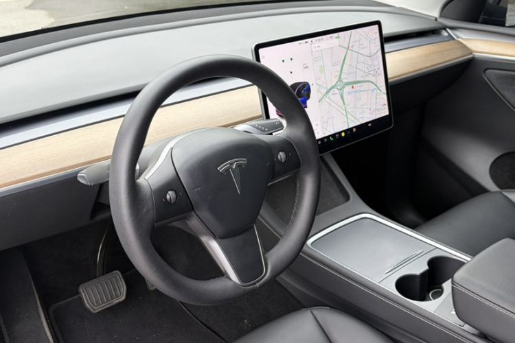 Used Tesla Model Y 2021 Standard Range Rear-Wheel Drive Version Interior 4