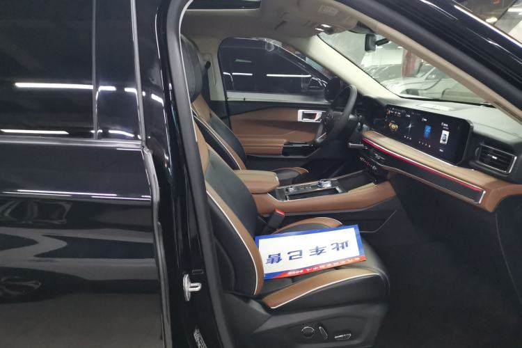 Used Ford Explorer 2023 EcoBoost 285 Four-Wheel Drive Titanium Edition 7-Seater Right Front Seat