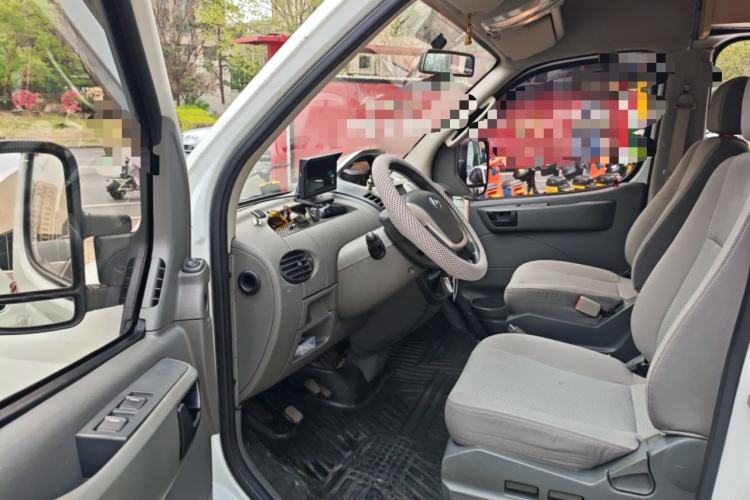 Used SAIC MAXUS Xintu V80 2017 2.5T 6-Speed Manual Aoyuntong National V Short Wheelbase Mid-Height 5/6/10-Seater
