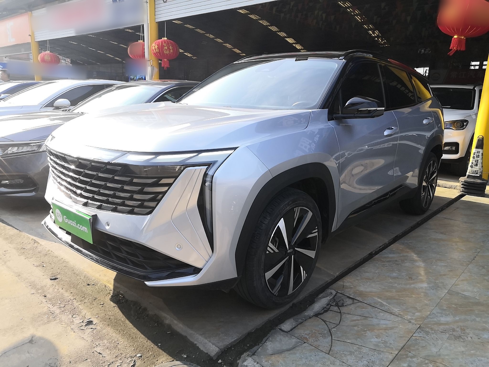 تحت مقدمة السيارة