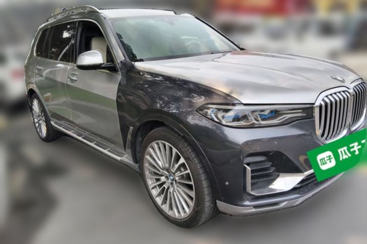 Used BMW X7 2020 xDrive40i Luxury Package with Leading Features Front Right 45 Deg