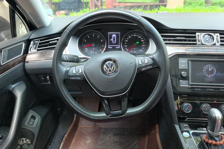 Used Volkswagen Magotan 2019 330TSI DSG Leading Model China VI Standard Steering Wheel