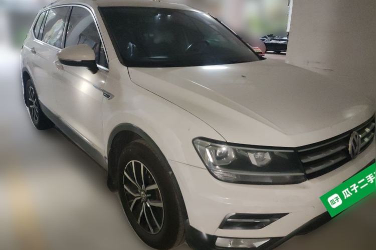 Used Volkswagen Tiguan L 2017 330TSI Automatic Two-Wheel Drive Comfort Edition Front Right 45 Deg