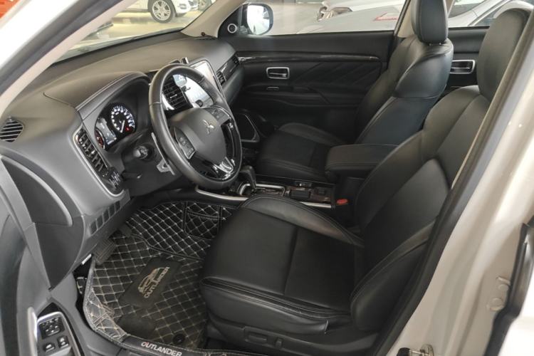 Used Mitsubishi Outlander 2019 2.0L Two-Wheel Drive Comfort Edition 7-Seater China VI Standard
