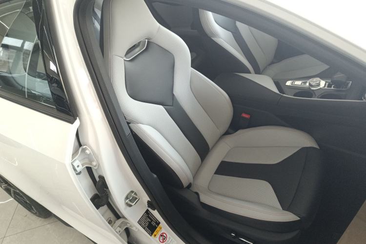 Used Changan UNI-V iDD 2024 Blue Whale Smart Electric iDD 136km ZhiKu Model
